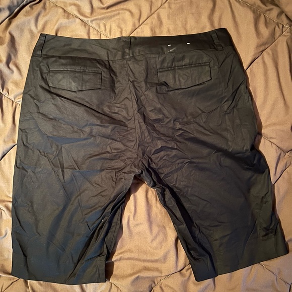 GAP black dress shorts size 18 (stretch) - Picture 2 of 3